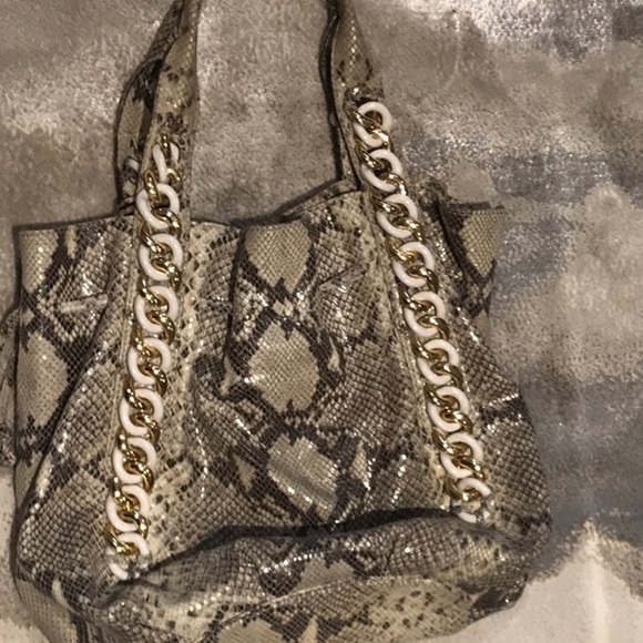 Micheal kors purse - Picture 3 of 3